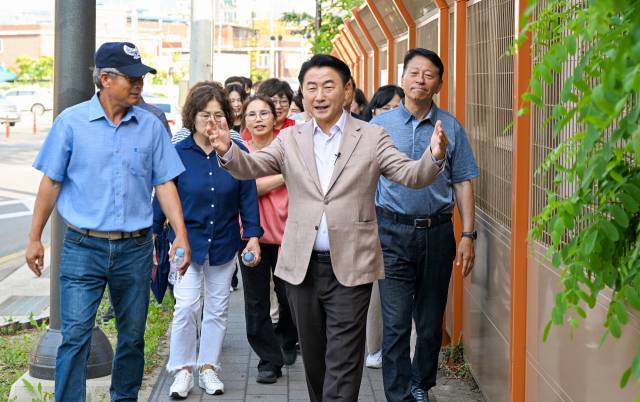 김동근 의정부시장(오른쪽 두번째)이 시민들과 CRC 개방 2주년 기념행사 후 시민들과 대화를 나누고 있다. 사진 제공=의정부시