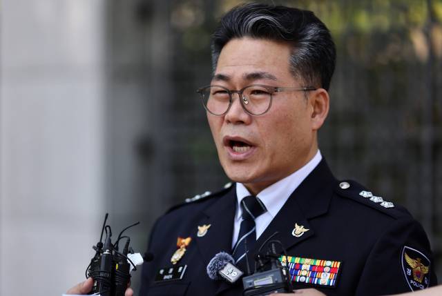 백해룡 전 영등포경찰서 형사과장(경정)이 12일 서울 서초구 대검찰청 앞에서 인천세관 마약 밀수 연루 의혹 관련 합동수사팀 출범에 대해 입장을 밝히고 있다. 연합뉴스