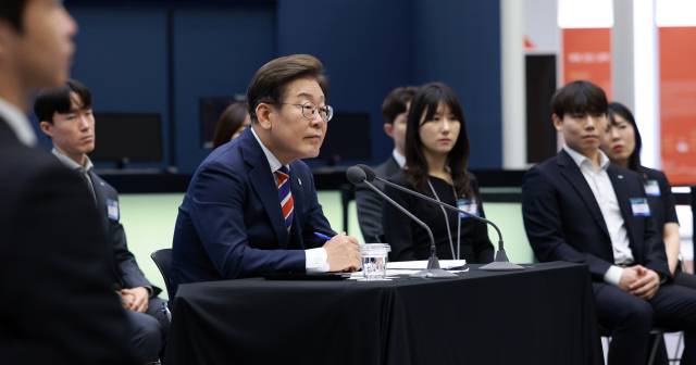 이재명 대통령이 11일 서울 영등포구 한국거래소에서 열린 주식시장 불공정거래 근절을 위한 현장 간담회에서 참석자 질문을 듣고 있다. 연합뉴스