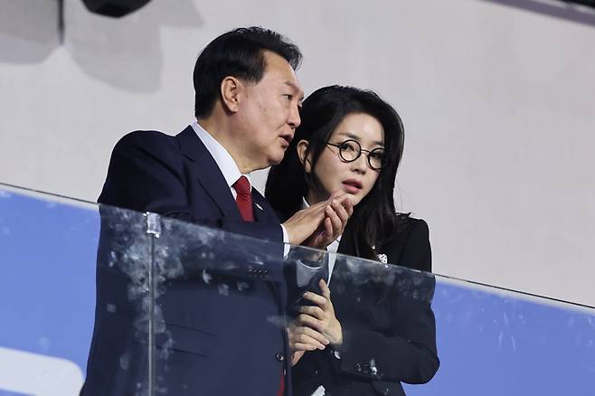 대화 나누는 윤석열 전 대통령 부부 ⓒ연합뉴스