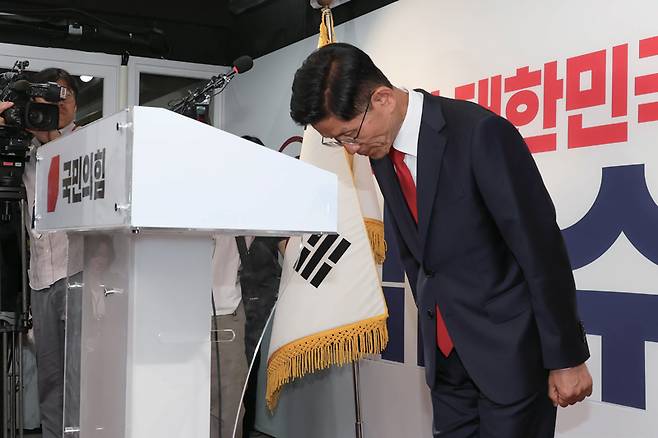 김문수 전 국민의힘 대선후보가 6월4일 서울 여의도 당사에서 대선 결과에 승복하는 기자회견을 하기 전 고개 숙여 인사하고 있다. ⓒ시사저널 이종현