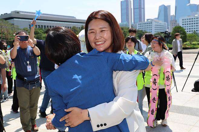 비례대표 의원직을 승계한 손솔 의원이 6월12일 서울 여의도 국회에서 열린 등원식에서 정혜경 의원의 환영을 받으며 포옹하고 있다. ⓒ연합뉴스