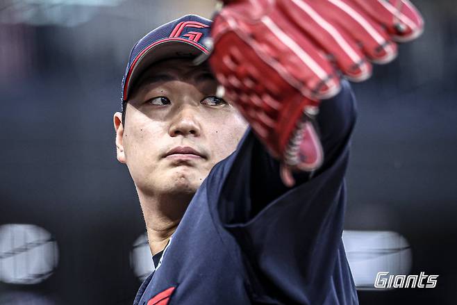 롯데 나균안이 11일 수원KT위즈파크에서 열린 KT와 원정경기에 구원등판해 1.2이닝 무실점 역투로 시즌 첫 승을 올렸다. 13경기 만에 시즌 첫 승을 달성한 나균안은 “김태형 감독님과 코치님들이 나를 믿어주시지 않았다면 절대로 버틸 수 없었을 것”이라며 고마워했다. 사진제공｜롯데 자이언츠