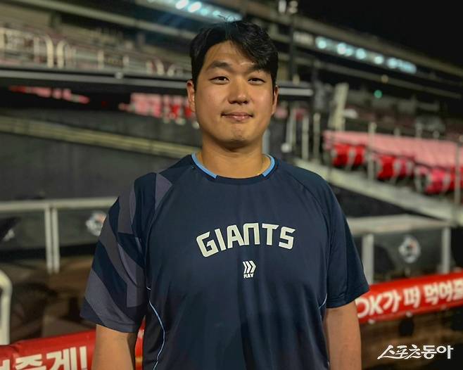 롯데 나균안이 11일 수원KT위즈파크에서 열린 KT와 원정경기에 구원등판해 1.2이닝 무실점 역투로 시즌 첫 승을 올린 뒤 스포츠동아와 인터뷰하고 있다. 수원｜김현세 기자 kkachi@donga.com