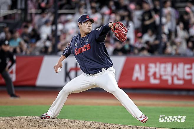 롯데 나균안이 11일 수원KT위즈파크에서 열린 KT 위즈와 원정경기 6회말 구원등판해 역투하고 있다. 사진제공｜롯데 자이언츠