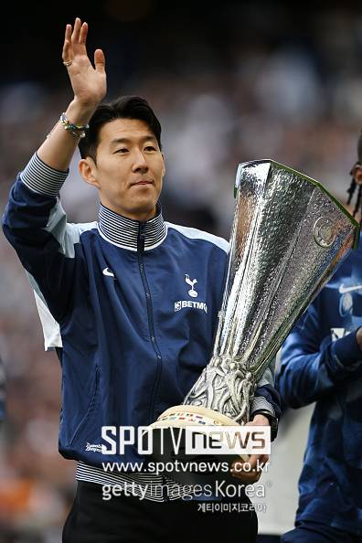 ▲ 축구계에서 높은 공신력을 자랑하는 디 애슬레틱에 따르면 측면 공격수는 26세에 전성기를 맞고 30세가 넘으면 수비수를 '제칠 수 있는' 능력이 급감한다. 1992년 7월생으로 차기 시즌 서른세 살을 맞는 손흥민의 경우, 윙어로서 전망은 사실 불투명한 셈이다. 실제 그는 지난해 36경기 17골을 쓸어 담았지만 올 시즌 46경기 11골로 주춤했고 90분당 태클 성공 수 역시 하위 42%에 머물러 하향세가 완연했다. 높은 점유율과 고도로 정교한 롱패스를 끊임없이 전방으로 배달해 전개하는 활발한 역습, 잦은 스위칭 플레이를 강조하는 '프랑크표 축구'에서 손흥민보다 젊고 활동량이 왕성한 도미닉 솔란케, 윌송 오도베르, 마티스 텔 등의 중용 가능성이 더 크다는 전망이 현지에서 꾸준히 제기되는 배경이다.