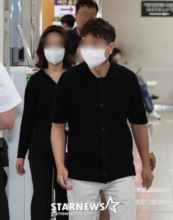 (서울=뉴스1) 김성진 기자 = 개그맨 박수홍의 출연료 등 20억 원을 빼돌린 혐의를 받는 친형 박 모씨와 형수 이 모씨가 17일 서울 서초구 서울고등법원에서 열린 특정경제범죄가중처벌등에관한법률위반(횡령)등 항소심 1차 공판에 출석하고 있다. 2024.5.17/뉴스1  Copyright (C) 뉴스1. All rights reserved. 무단 전재 및 재배포,  AI학습 이용 금지. /사진=(서울=뉴스1) 김성진 기자