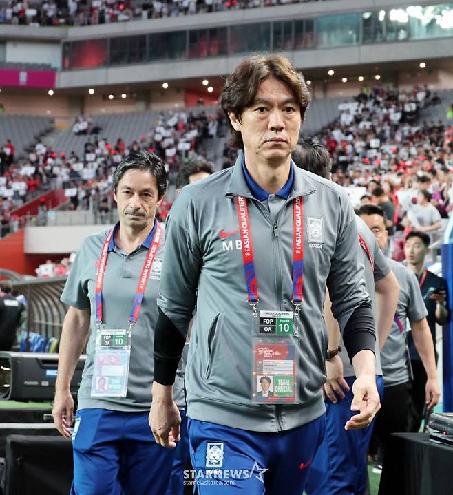 홍명보 감독이 10일 서울월드컵경기장에서 북중미월드컵 최종예선 마지막 경기인 쿠웨이트전이 열리는 가운데 차분히 그라운드를 응시하고 있다. /사진=강영조 선임기자