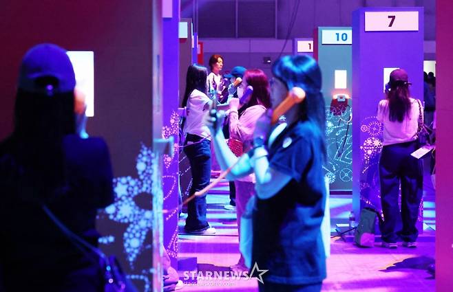 13일 경기 고양시 킨텍스 전시장에서 방탄소년단과 아미의 축제 'BTS FESTA'가 열린 가운데 한국과 글로벌 팬들이 오프라인 행사를 즐기고 있다. /2025.06.13 /사진=김휘선 hwijpg@