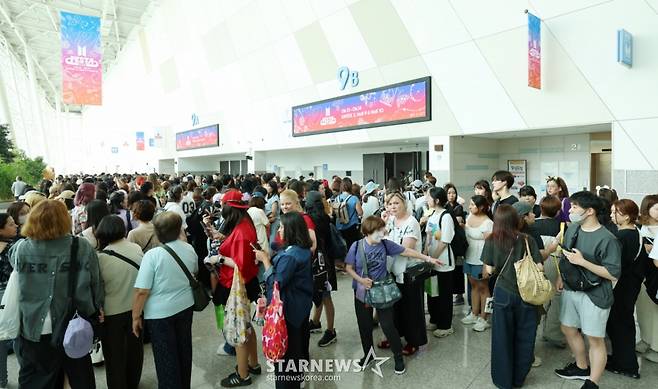 13일 경기 고양시 킨텍스 전시장에서 방탄소년단과 아미의 축제 'BTS FESTA'가 열린 가운데 한국과 글로벌 팬들이 줄을 서 있다. /2025.06.13 /사진=김휘선 hwijpg@