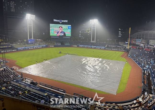 13일 KIA-NC전이 열린 창원NC파크에 대형 방수포가 설치됐다. /사진=양정웅 기자