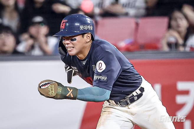 롯데 자이언츠는 12일 수원 케이티위즈파크에서 열린 '2025 신한 SOL Bank KBO리그' KT와의 원정경기에서 연장 10회 승부 끝 12-7 승리를 거뒀다. 이틀 연속 역전승을 거둔 롯데는 2연승을 내달리며 시즌 전적 36승3무29패로 3위 자리를 지켰으나, 10회초 장두성의 부상으로 시름이 깊어졌다. 롯데 자이언츠