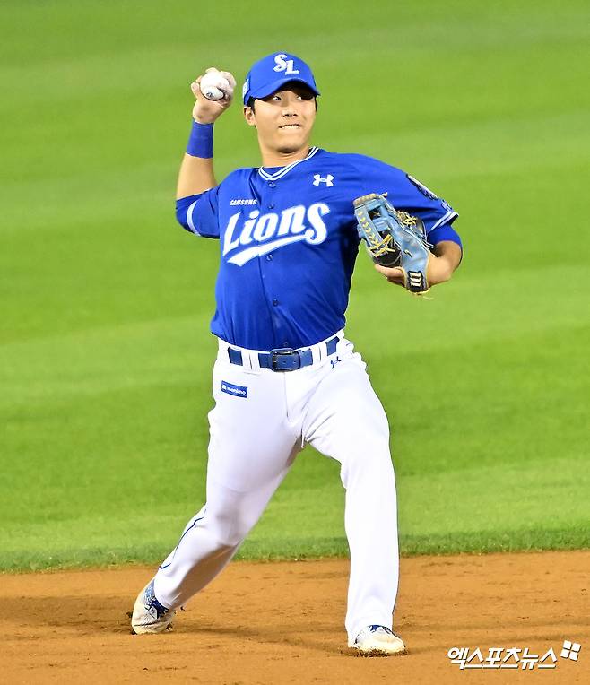 앞에 위치한 삼성 라이온즈 유격수 이재현이 경기에 출전해 수비 도중 송구를 시도하고 있다. 엑스포츠뉴스 DB