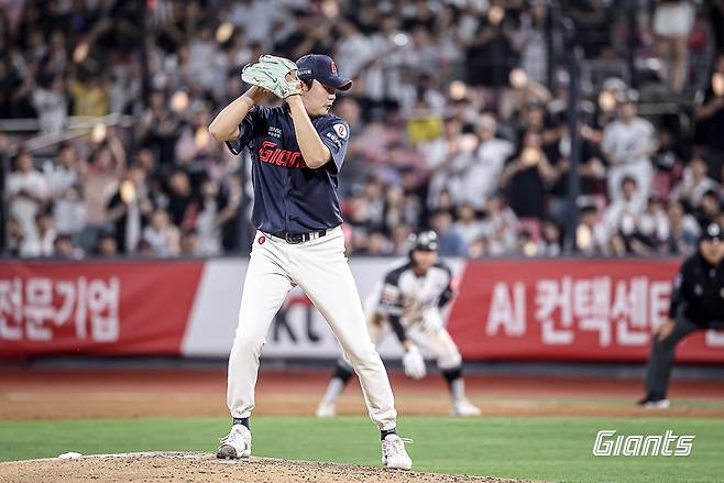 12일 수원 케이티위즈파크에서 열린 '2025 신한 SOL Bank KBO리그' 롯데 자이언츠와 KT 위즈의 경기, 롯데가 연장 10회 끝 12-7 승리를 거두며 위닝시리즈를 달성했다. 롯데 정철원은 2이닝 무사사구 1피안타 3탈삼진 무실점으로 팀 승리에 발판을 마련했다. 롯데 자이언츠