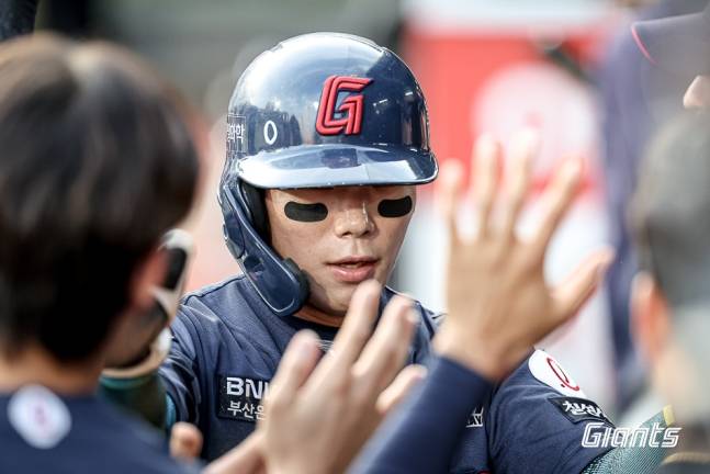 롯데 자이언츠 외야수 장두성이 13일 오후 화홍병원에서 퇴원했다. 지난 12일 수원 KT 위즈전에서 경기 중 견제구에 옆구리를 맞아 폐 출혈로 이어졌던 가운데 다행히 빠른 회복세를 보이고 있다. 사진 롯데 자이언츠