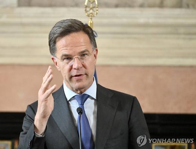 뤼터 나토 사무총장 (로마 EPA=연합뉴스) 마르크 뤼터 나토 사무총장이 12일(현지시간) 이탈리아 상원 의사당인 로마 시내 마다마 궁전에서 열린 '바이마르+ 그룹' 외무장관회의를 계기로 열린 기자회견에서 발언하고 있다. 2025.06.12 photo@yna.co.kr