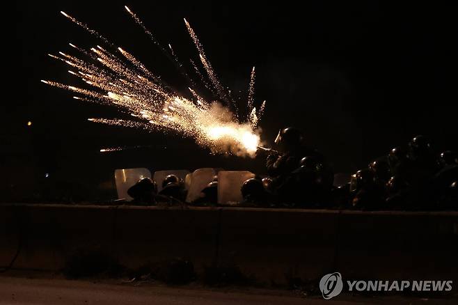 11일(현지시간) 볼리비아 시위대-경찰 한밤중 충돌 [빈토 EPA=연합뉴스. 재판매 및 DB 금지]