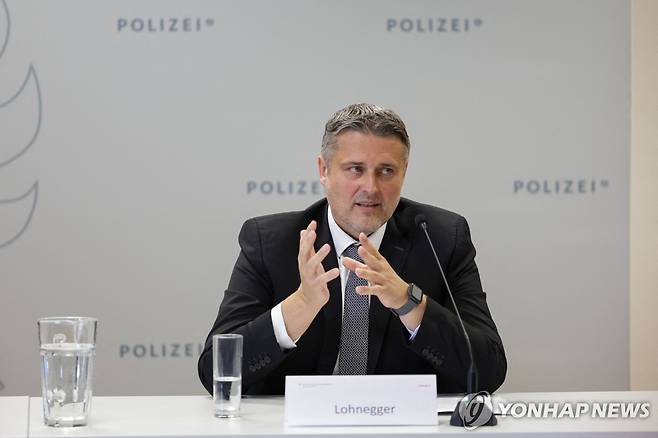 기자회견하는 미하엘 로네거 슈타이어마르크주 형사수사국장 [로이터 연합뉴스. 재판매 및 DB 금지]