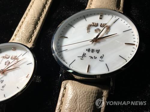 '대통령 문재인' 손목시계  (서울=연합뉴스) 배재만 기자 = 문재인 대통령의 이름이 새겨진 손목시계가 나왔다. 이 시계는 뒷면에 '사람이 먼저다'란 글귀가 쓰여 있고 앞면 시계 앞면에는 봉황 마크와 '대통령 문재인'이라고 쓰여 있다. 남성용과 여성용. 2017.8.10 scoop@yna.co.kr