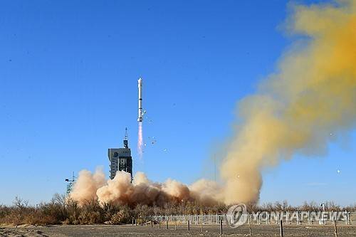 2023년 12월 중국 지우취앤 위성발사센터에서 발사되는 이집트 지구관측 위성 탑재 로켓   [EPA/신화 연합뉴스 자료사진. 재판매 및 DB 금지]
