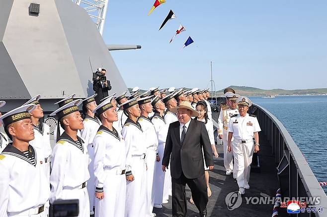 北, 좌초했던 구축함 '강건호' 진수… 김정은 참석 ( 평양 조선중앙통신=연합뉴스) 북한이 지난달 21일 진수식 도중 넘어져 좌초한 신형 5천t급 구축함을 수리해 진수식을 했다. 조선중앙통신은 13일 "조선인민군해군 구축함 진수기념식이 6월 12일에 라진조선소에서 진행됐다"고 보도했다. 노동당 중앙군사위원회의 명령에 따라 이 함정의 함급은 지난 4월 진수한 '최현급'이라고 밝혀 5천t급 구축함임을 확인했고 함명은 '강건호'로 명명됐다. 2025.6.13 
    [국내에서만 사용가능. 재배포 금지. For Use Only in the Republic of Korea. No Redistribution] nkphoto@yna.co.kr