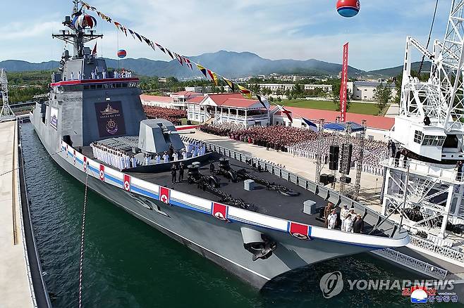 北, 좌초했던 구축함 '강건호' 진수… 김정은 참석 ( 평양 조선중앙통신=연합뉴스) 북한이 지난달 21일 진수식 도중 넘어져 좌초한 신형 5천t급 구축함을 수리해 진수식을 했다. 조선중앙통신은 13일 "조선인민군해군 구축함 진수기념식이 6월 12일에 라진조선소에서 진행됐다"고 보도했다. 노동당 중앙군사위원회의 명령에 따라 이 함정의 함급은 지난 4월 진수한 '최현급'이라고 밝혀 5천t급 구축함임을 확인했고 함명은 '강건호'로 명명됐다. 2025.6.13 
    [국내에서만 사용가능. 재배포 금지. For Use Only in the Republic of Korea. No Redistribution] nkphoto@yna.co.kr