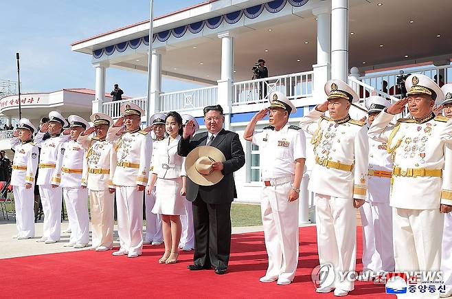 北, 좌초했던 구축함 '강건호' 진수… 김정은 참석 ( 평양 조선중앙통신=연합뉴스) 북한이 지난달 21일 진수식 도중 넘어져 좌초한 신형 5천t급 구축함을 수리해 진수식을 했다. 조선중앙통신은 13일 "조선인민군해군 구축함 진수기념식이 6월 12일에 라진조선소에서 진행됐다"고 보도했다. 노동당 중앙군사위원회의 명령에 따라 이 함정의 함급은 지난 4월 진수한 '최현급'이라고 밝혀 5천t급 구축함임을 확인했고 함명은 '강건호'로 명명됐다. 2025.6.13 
    [국내에서만 사용가능. 재배포 금지. For Use Only in the Republic of Korea. No Redistribution] nkphoto@yna.co.kr