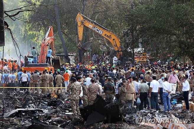 여객기 사고 현장서 구조 작업 [UPI 통신 연합뉴스. 재판매 및 DB 금지]