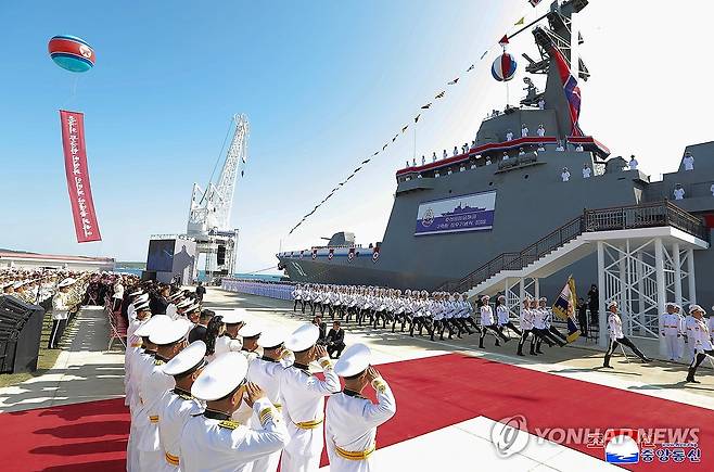 北, 좌초했던 구축함 '강건호' 진수… 김정은 참석 ( 평양 조선중앙통신=연합뉴스) 북한이 지난달 21일 진수식 도중 넘어져 좌초한 신형 5천t급 구축함을 수리해 진수식을 했다. 조선중앙통신은 13일 "조선인민군해군 구축함 진수기념식이 6월 12일에 라진조선소에서 진행됐다"고 보도했다. 노동당 중앙군사위원회의 명령에 따라 이 함정의 함급은 지난 4월 진수한 '최현급'이라고 밝혀 5천t급 구축함임을 확인했고 함명은 '강건호'로 명명됐다. 2025.6.13 
    [국내에서만 사용가능. 재배포 금지. For Use Only in the Republic of Korea. No Redistribution] nkphoto@yna.co.kr