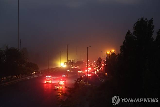 13일(현지시간) 이스라엘의 공습으로 이란 수도 테헤란에서 화재가 발생하면서 연기가 가득 차 있다. [EPA 연합뉴스]