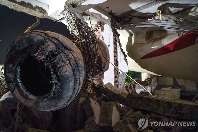에어인디아 항공기 추락 사고 12일 인도 서부 구자라트주 아메다바드 공항 인근 항공기 추락 현장 모습.
[EPA 연합뉴스 자료사진. 재판매 및 DB 금지]