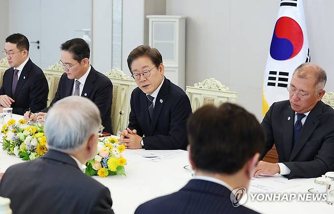 이재명 대통령, 경제단체·기업인 간담회 발언 (서울=연합뉴스) 홍해인 기자 = 이재명 대통령이 13일 서울 용산 대통령실에서 열린 6경제단체·기업인 간담회에서 발언하고 있다. 2025.6.13 [대통령실통신사진기자단] hihong@yna.co.kr