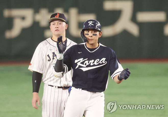 이정후, 또 2루타 (도쿄=연합뉴스) 신준희 기자 = 10일 오후 일본 도쿄돔에서 열린 2023 월드베이스볼클래식(WBC) B조 본선 1라운드 한국과 일본의 경기.
    5회초 2사 1루 상황에서 한국 이정후가 2루타를 치고 세리머니를 하고 있다. 2023.3.10 hama@yna.co.kr