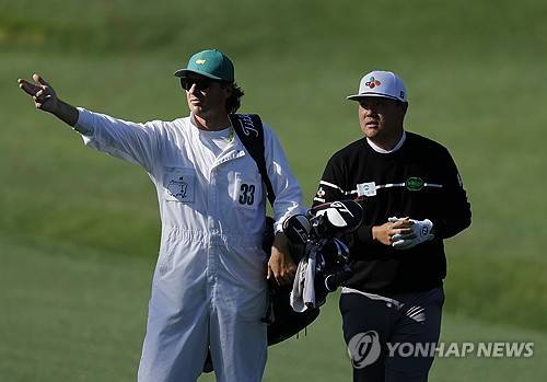 코스 공략을 상의하는 임성재. [UPI=연합뉴스]