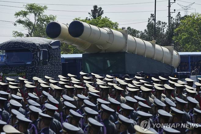 지난 4월 18일 이란군이 테헤란 퍼레이드에서 선보인 미사일 [AP 연합뉴스 자료사진. 재판매 및 DB 금지]