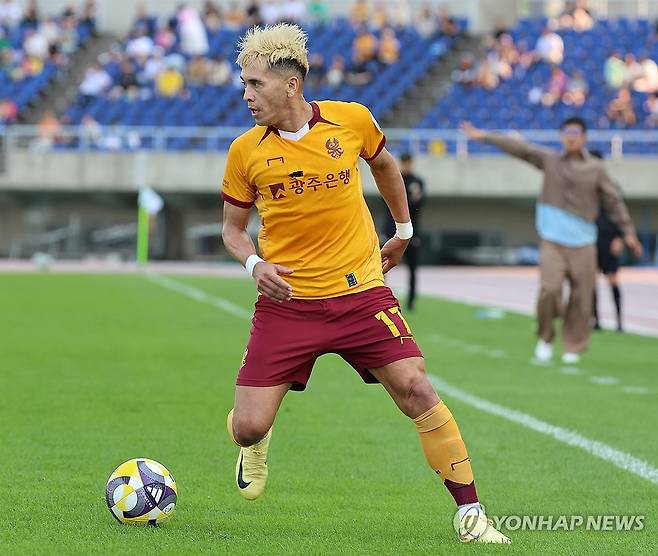 공격하는 헤이스 (광주=연합뉴스) 조남수 기자 = 25일 광주월드컵경기장에서 열린 K리그1 2025 15라운드 광주FC와 강원FC의 경기. 광주 헤이스가 공격하고 있다. 2025.5.25 iso64@yna.co.kr