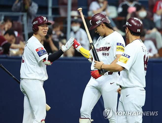 김혜성과 기뻐하는 이정후 (서울=연합뉴스) 김도훈 기자 = 19일 서울 고척스카이돔에서 열린 2022 프로야구 KBO리그 LG 트윈스와 키움 히어로즈의 경기. 4회말 1사 솔로 홈런을 터트린 키움 이정후가 홈에서 김혜성과 기뻐하고 있다. 2022.6.19 superdoo82@yna.co.kr