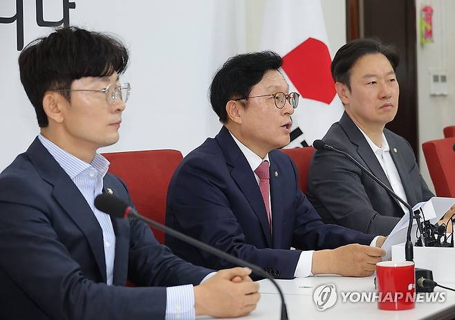 기자간담회 하는 국민의힘 박형수 원내부대표 (서울=연합뉴스) 류영석 기자 = 국민의힘 박형수 원내수석부대표가 13일 국회에서 현안 관련 기자간담회를 하고 있다. 2025.6.13 ondol@yna.co.kr