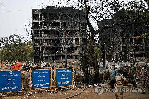 여객기 추락으로 불에 탄 건물 [AFP 연합뉴스. 재판매 및 DB 금지]
