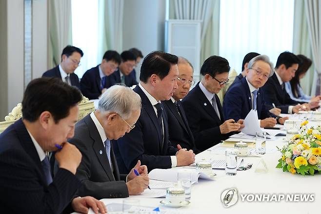 최태원 대한상의 회장, 경제단체·기업인 간담회 발언 (서울=연합뉴스) 홍해인 기자 = 최태원 SK그룹 회장 겸 대한상공회의소 회장이 13일 서울 용산 대통령실에서 열린 이재명 대통령과의 6경제단체·기업인 간담회에서 발언하고 있다. 2025.6.13 [대통령실통신사진기자단] hihong@yna.co.kr