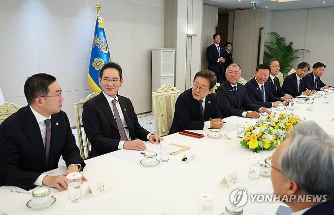 구광모 LG 회장 발언 듣는 이재명 대통령 (서울=연합뉴스) 홍해인 기자 = 이재명 대통령이 13일 서울 용산 대통령실에서 6경제단체·기업인 간담회에서 구광모 LG그룹 회장의 발언을 듣고 있다. 
    왼쪽부터 구 회장, 이재용 삼성전자 회장, 이 대통령, 정의선 현대차그룹 회장, 신동빈 롯데그룹 회장, 이형일 기획재정부 장관 직무대행, 윤성혁 산업비서관. 2025.6.13 [대통령실통신사진기자단] hihong@yna.co.kr