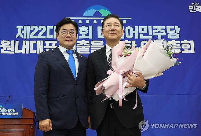 박찬대 원내대표와 기념촬영하는 김병기 의원 (서울=연합뉴스) 류영석 기자 = 더불어민주당 원내대표로 당선된 김병기 의원이 13일 국회 의원총회 회의장에서 박찬대 원내대표와 기념촬영을 하고 있다. 2025.6.13 [공동취재] ondol@yna.co.kr