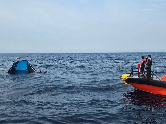 강릉해경 카이트보드 구조 모습 [강릉해양경찰서 제공. 재판매 및 DB 금지]