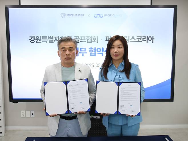 강원도 골프협회 김창호 회장(왼쪽)과 PLK 장옥영 대표. [PLK 제공. 재판매 및 DB 금지]