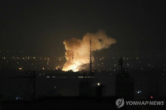 이스라엘의 공습에 따라 화염과 연기가 솟아오르는 이란 테헤란 [AP 연합뉴스. 재판매 및 DB 금지]