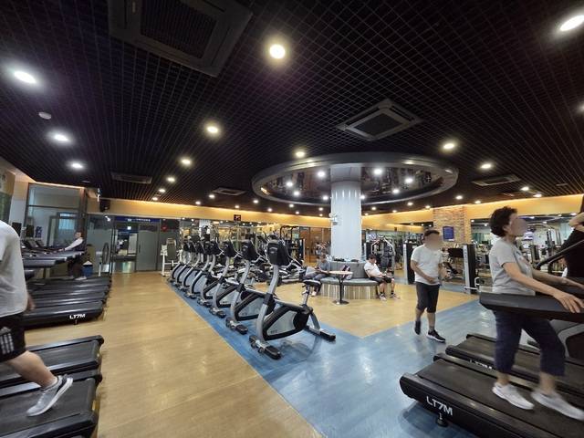 다양한 시설을 깨끗한 환경에서 가이딩을 받으면서 이용할 수 있는 헬스장. 권예인 인턴