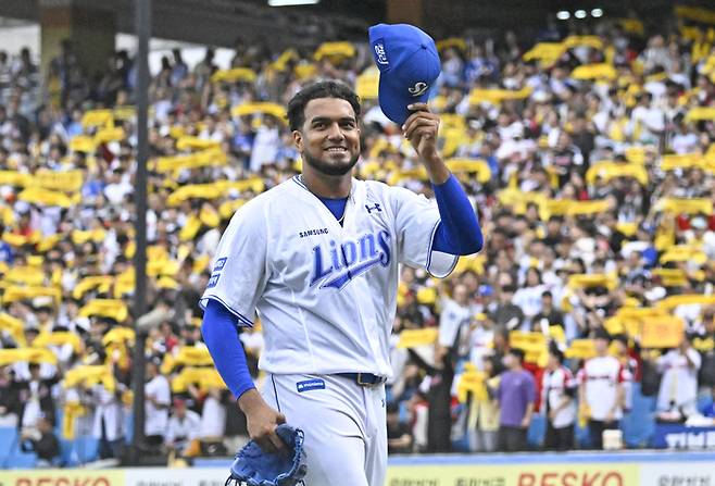 지난해 10월 13일  대구 삼성라이온즈파크에서 열린 '2024 신한 SOL뱅크 포스트시즌' 삼성 라이온즈 -  LG트윈스의 경기에서 삼성 선발투수 레예스가  7회초 투구를 마치고 마운드를 내려오고 있다. 영남일보DB