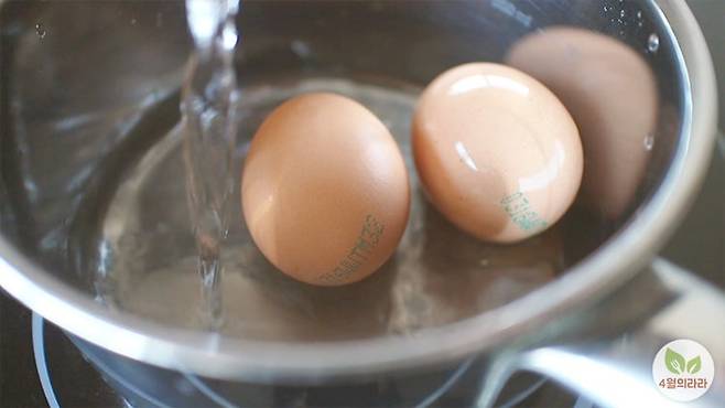 달걀에 물을 넣는 모습