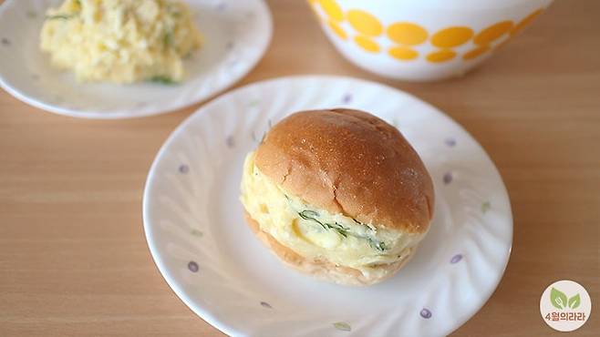 모닝빵에 감자샐러드를 넣은 모습