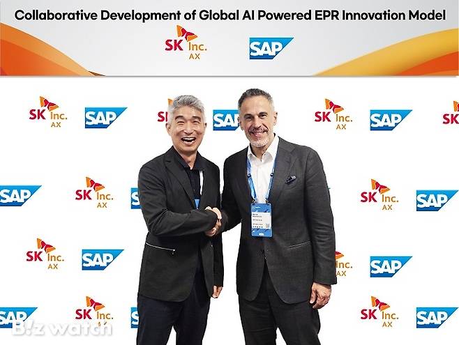 손건일 SK AX Enterprise서비스부문장(왼쪽)과 마노스 랩토폴로스 SAP 최고매출책임자(CRO)가 지난달 28일 스페인 마드리드에서 열린 SAP 사파이어 행사에서 손을 맞잡고 협력을 다짐하고 있다./사진=SK AX 제공